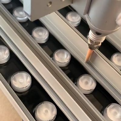 Beli Robot Pengeluaran Lem Industri untuk Aplikasi Perekat Silikon pada Papan Penghangat Makanan Memastikan Konsisten dan Kecepatan Berkisar 1500*600*100mm pembuatan online