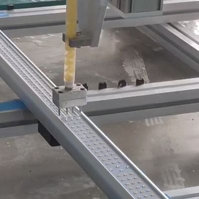 kaufen 3-Achsen-Klebstoffauftragsroboter für präzises und klebendes Auftragen auf LED-Flutlichtgehäuse und Glasabdeckungsbaugruppe on-line-Fertigung