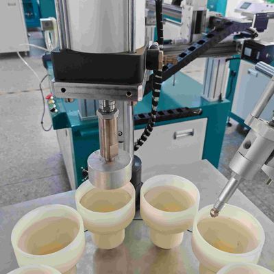 satın al E14 Tabanın Perçinlenmesi İçin Endüstriyel PLC Kontrollü Tutkal Dağıtım Makinesi, 2500 ADET/SAAT Kapasiteli Çevrimiçi üretim