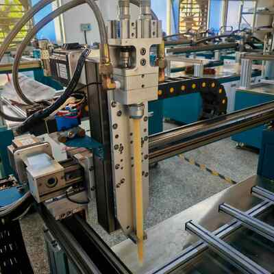 comprar Máquina de encapsulado con pegamento que ofrece una dispensación precisa de pegamento para mejorar el encapsulado y apoyar la producción de tipos de baterías de iones de litio fabricación en línea