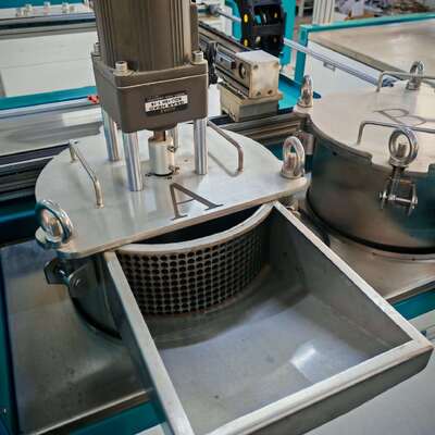 खरीदें Glue Potting Machine specialized in glue dispensing to enhance lithium ion battery potting and maintain production consistency ऑनलाइन निर्माण