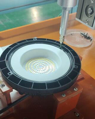 acheter Robot distributeur de colle industriel conçu pour l'application automatisée d'adhésif dans les lignes de production de lampes chauffantes de salle de bains fabrication en ligne