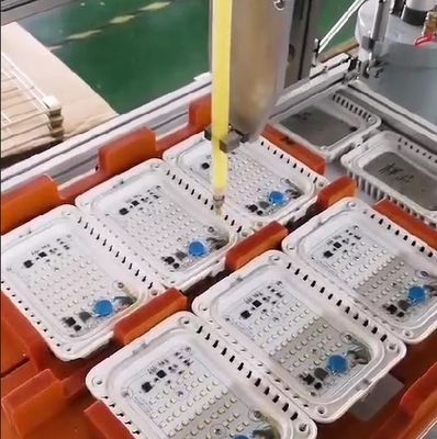 Machine d'empotage de colle conçue pour un enrobage d'adhésif précis avec dosage contrôlé par ordinateur pour optimiser le rendement de fabrication